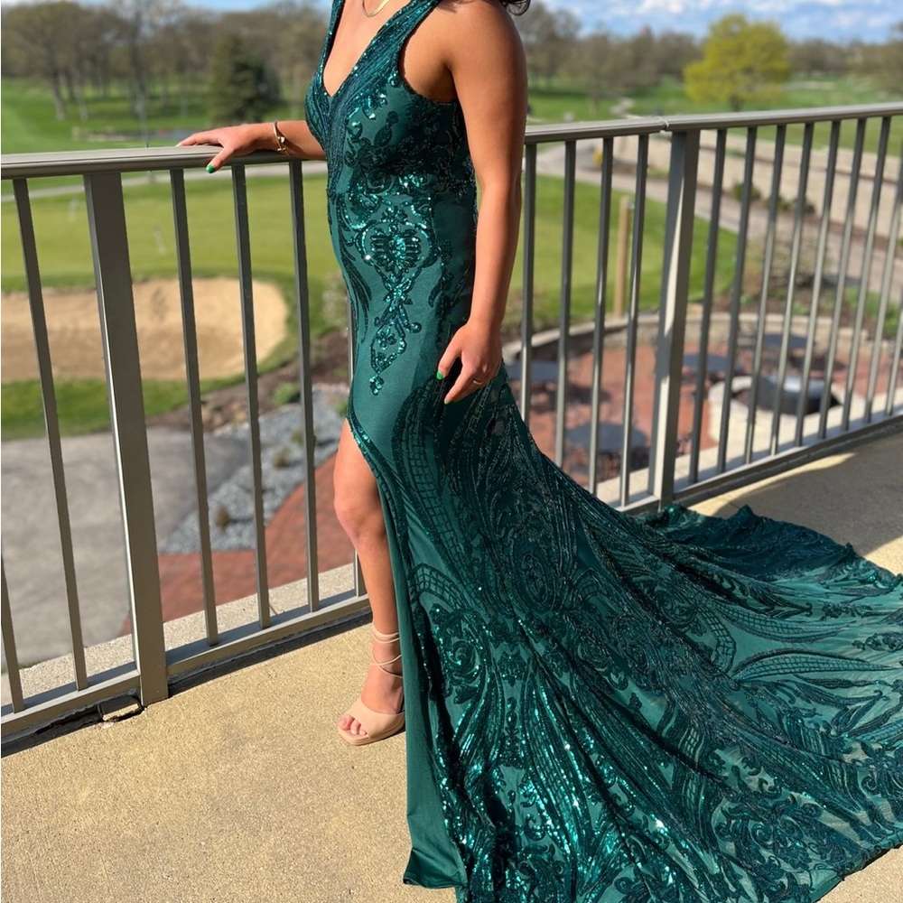 Beautiful emerald green sequin dress with train. - Picture 5 of 7